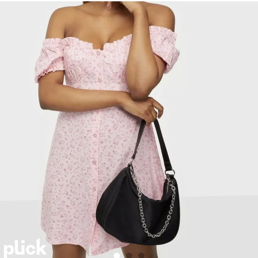 Säljer denna klänning från Nelly, går ej att köpa längre. I fint skick! 💗 går att bära som på bilden men jag föredrar att ha den helt över axlarna (som en t-shirt). Klänningar.