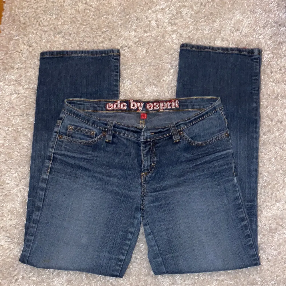 Säljer min lågmidjade esprit jeans då dem inte passar. Innerbenslängden är 71cm och midjemåttet är 38cm tvärs över💕. Jeans & Byxor.