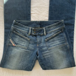 Diesel jeans - Jätte snygga lågmidjade jeans från diesel!!!!!  Midjemått rakt över: 41cm.  Innebenslängd: 76cm. Jag är 165!!!!