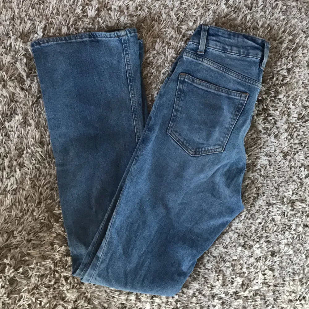Köpta från hm för 300! Nyskick storlek 34 och passar perfekt för mig som är 174💕. Jeans & Byxor.