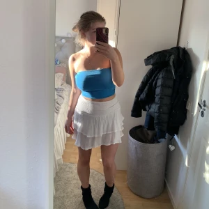 Söt kjol - Super söt kjol i vitt, säljer också liknanden fast blå på min sida🤍