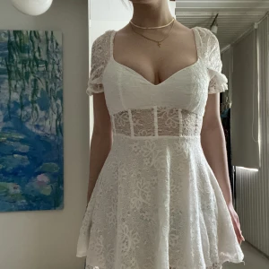 Vit sommarklänning/studentklänning  - En vit, mini, vit klänning i storlek s från cider. Den var menad som en studentklänning men jag valde en annan trors att denna är så fin. Den har en dragkjedja där bak och jag är 164 och den slutar mitten på låret för mig.