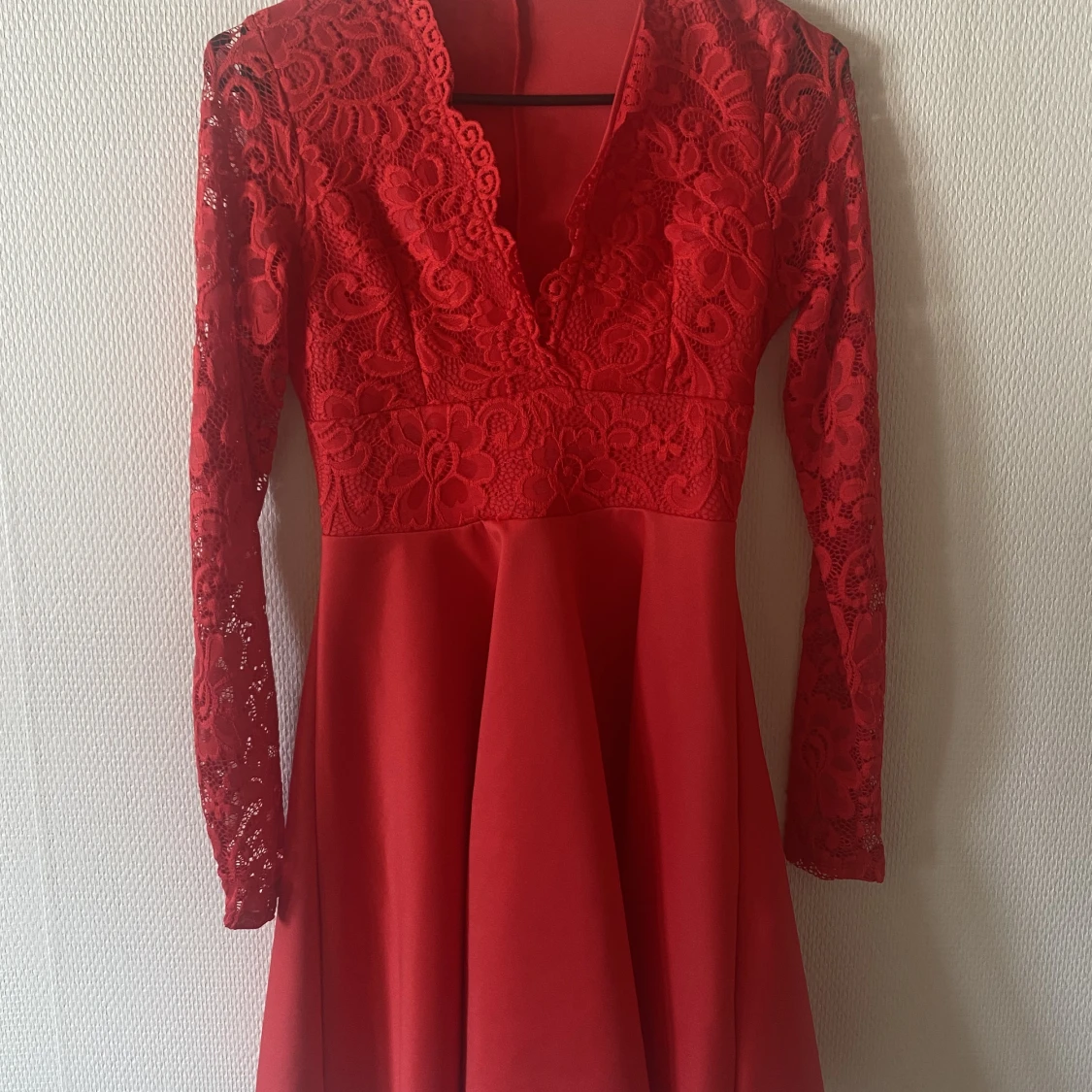Röd spetsklänning
