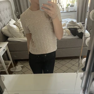 Stickad tshirt  - Stickad tshirt från zara med pärlor på❤️