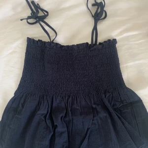 Marinblå sommartopp - Fint skick trots använd några gånger! man kan få fler bilder