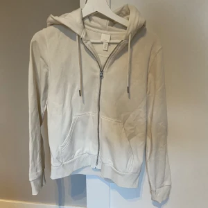 Ziphoodie  - Fin vit ziphoodie från HM. Sitter snyggt och är bekväm. I storlek XS. 🤍
