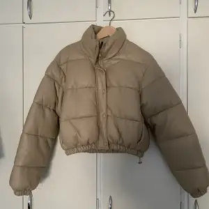 Puffer jacka i skinnmaterial i stl: xs. Använt den en gång, köptes för 700 kr. Nypris 450