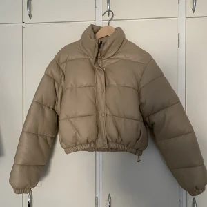 Puffer jacka - Puffer jacka i skinnmaterial i stl: xs. Använt den en gång, köptes för 700 kr. Nypris 450