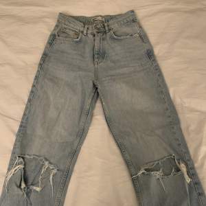 Säljer mina 90s high waist jeans från Gina tricot, använda många gånger men fortfarande i bra skick och inget slitage, säljer för att dom inte kommer till användning längre