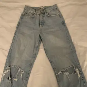 Säljer mina 90s high waist jeans från Gina tricot, använda många gånger men fortfarande i bra skick och inget slitage, säljer för att dom inte kommer till användning längre