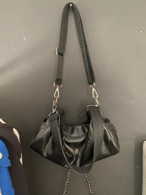 Vintage väska i svart  - En vintage väska i svart som min mamma hade när hon va ung .