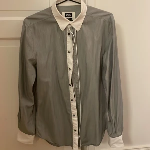 Dolce gabbana skjorta - Fin skjorta från dolce gabbana som tyvärr inte passar mig. Därav är den i nyskick!