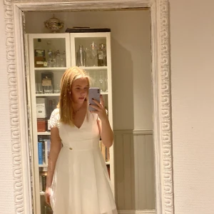 Klänning  - Vit klänning från Chiara Forthi Milano i stl 36