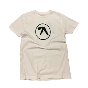 Aphex twin T-shirt - Skitfet Screenprinted aphex twin t-shirt. Den är i helt nyskick 