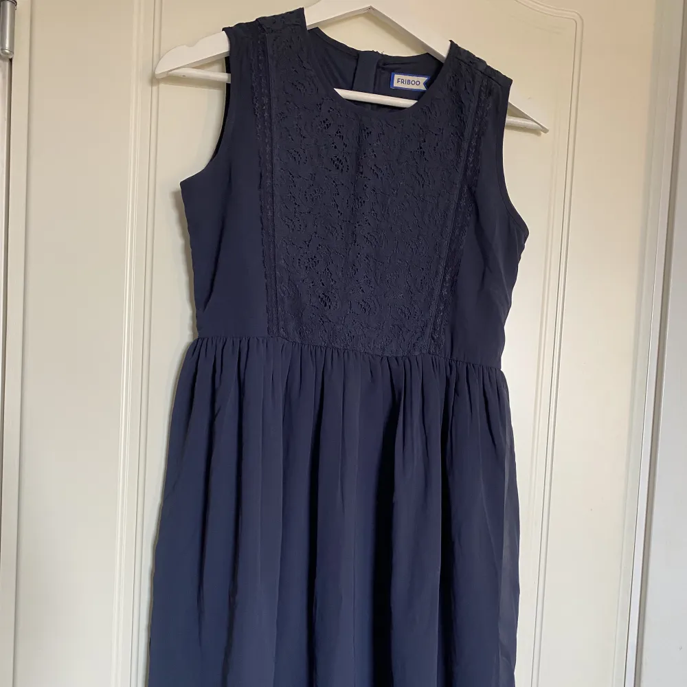 Jättefin oanvänd klänning från Fribod köpt på Zalando för något år sedan. Skulle användas på bröllop. . Klänningar.