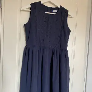Jättefin oanvänd klänning från Fribod köpt på Zalando för något år sedan. Skulle användas på bröllop. 