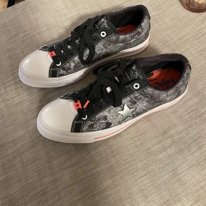 Converse - One Star x Sad Boys - Helt nya, i box! Inköpt för flera år sedan, aldrig använda pga fel storlek. Väldigt snygga, googla för mer bilder på alla schyssta detaljer på skorna! Kvitto finns och kan skickas vid intresse. Passar en storlek större, så 45/45,5-fötter bör passa bra!