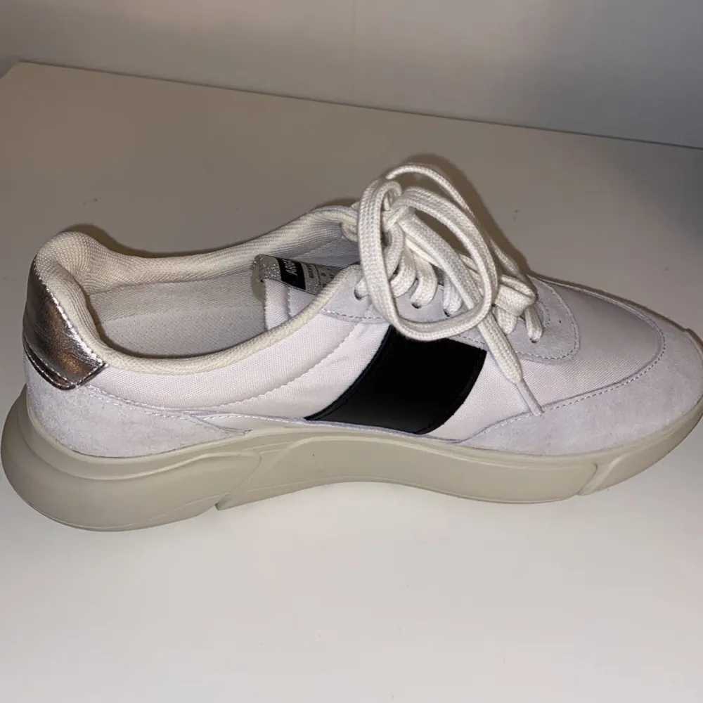 Svart/vita Arigato skor helt nya bara testade i butik. Mosel Genesis. Skor.