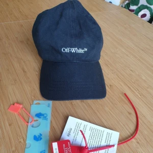 Off White keps - Fint skick, inköpt i höstas i London. Svart