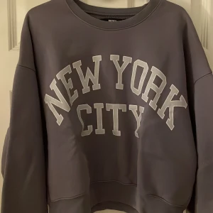 Lila Sweatshirt  - Säljer denna lila sweatshirt från bikbok. Superfin men för liten för mig. Priset kan diskuteras. 🫶🏻🫶🏻