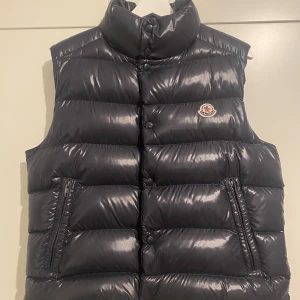 Moncler Tib - Fräschare Tib finns inte, navy i 10/10 cond! Använd nån gång!  Prisförslag uppskattas😀