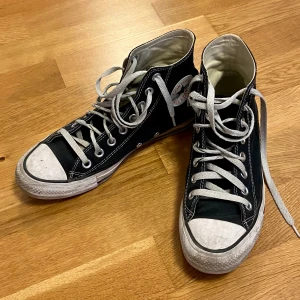 Svarta converse  - Svarta converse i fint skick stl 39,5✨passar bra på mig som brukar ha 39/40 i skor
