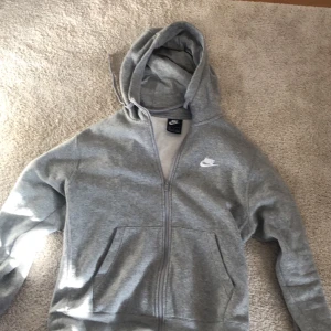 Nike zip hoodie - Perfekt skick Nike hoodie inte andvänd då den inte passar min stil 