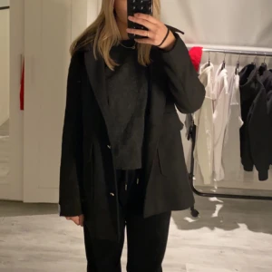 Kappa - Säljer denhär kappan då jag inte tror jag kommer få användning av den. Helt ny med lapparna kvar. Köpt i Spanien så går inte att få tag i. Stl M men passar xs/s