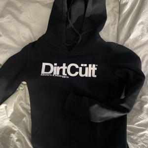 DirtCült hoodie - Dirtcult hoodie i storlek M bara användt nån gång Jag har S vanligtviss men dirtcult va ganska små i modellerna, och denhär sitter perfekt på mig så skulle säga att om man har S så passar denna jättebra🤗
