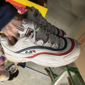 Fila  - Fila sneakers  Använd ett få tal gånger  Mycket bra skick 