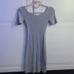 Stretchig grå klänning bra passform - En stretchig grå form-framhävande klänning med låg rygg 🖤 passar på fler storlekar pga stretch så skulle säga mellan xs-m  (står xs på lappen) 🖤