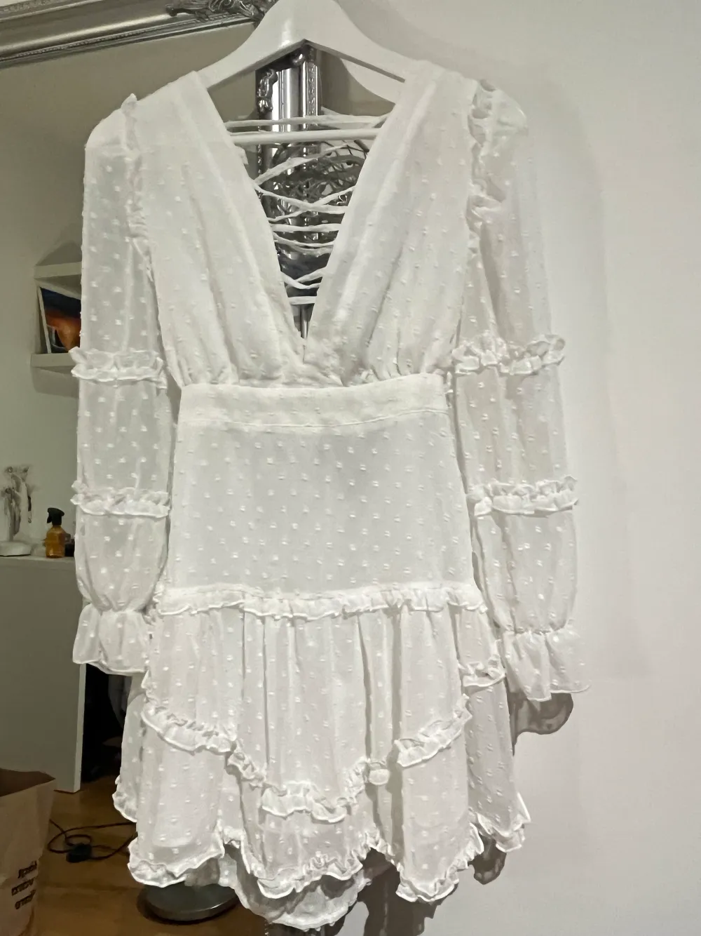 Säljer denna superfina vita klänningen med öppen rygg och knytning där bak. Passar perfekt till sommaren eller student🧚🏼‍♀️ Har aldrig använt den och lappen hänger kvar, så den är som ny! En aning genomskinlig så rekommenderas att ha en underklänning!! . Klänningar.