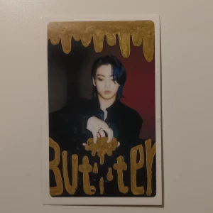 Bts - 🌸BTS🌸 Bts lomo card Butter: Jungkook. I nyskick och superfin, passar till att ha i genomskinliga mobilskal eller som dekoration av ditt val. 20 + frakt💕 Ej pc. Skickar bild innan jag postar.