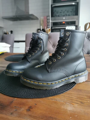 Dr Martens  - Säljer ett par i princip oanvända Dr Martens, kommer tyvärr inte till användning hos mig...  Storlek: 38 (normala i storleken) 