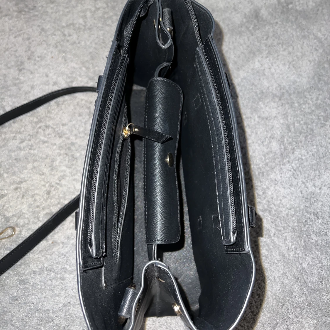 Svart väska med guld detaljer  - 91