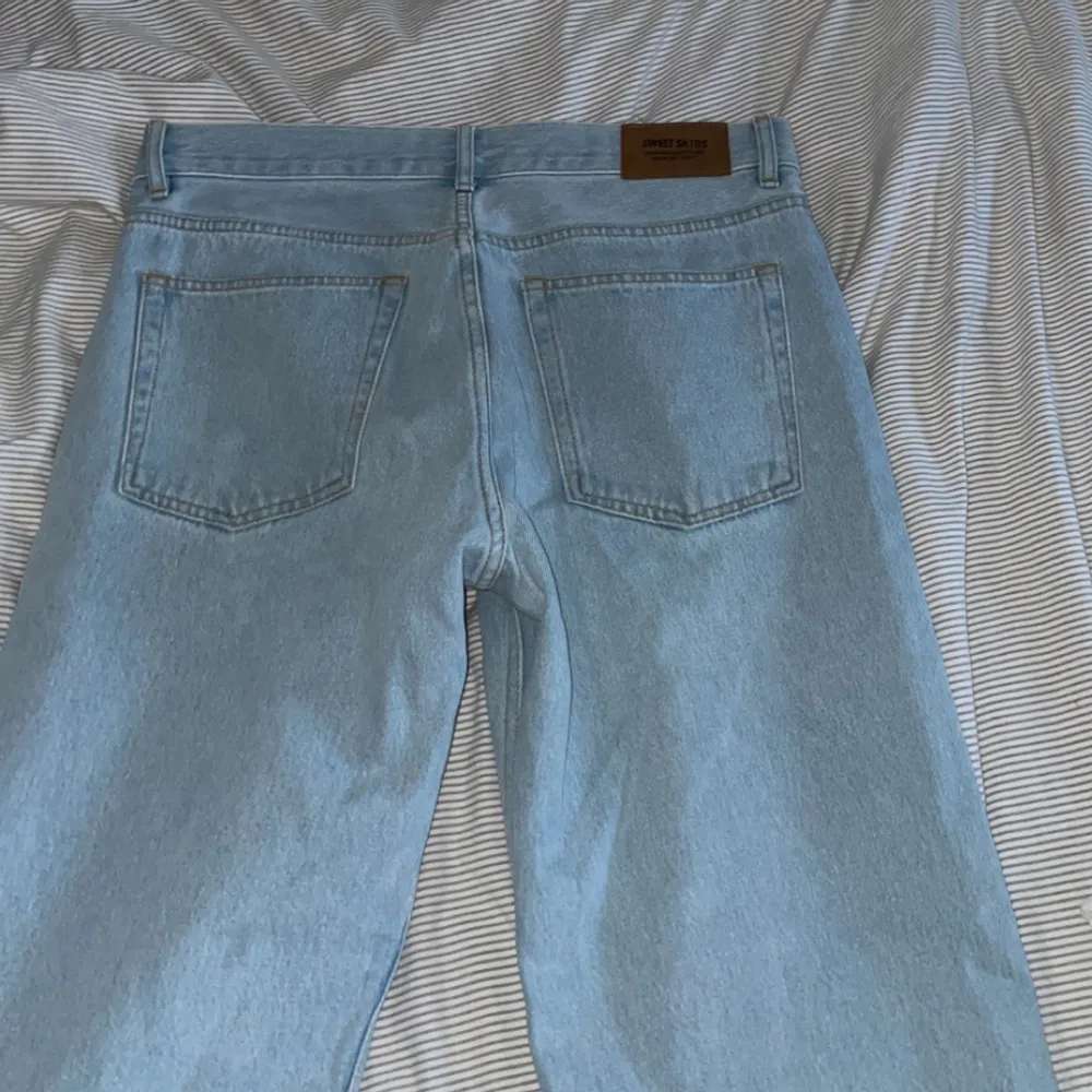 Ljusblå jeans från junkyard( modell: sweet sktbs) väldigt fin färg till sommaren och när storlek: 30, inte tajta och inte för vida! Är du runt 180 och har hyfsat tunna ben så har du hittat drömmen! Ny pris: 700kr. Jeans & Byxor.