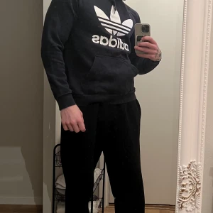 Adidas hoodie - Blå adidas hoodie. Använd men gott skick. Nypris ca: 700:- OBS: kläderna är skrynkliga då de legat nerpackade.