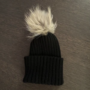 Mössa med pälsboll - Säljer denna mössan med pälsboll❤️ använd en gång och tvättad❤️köpt för 379kr