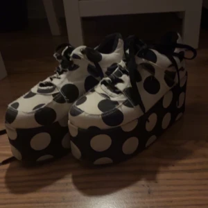 Punkiga skor - Snygga skor som är köpta på plick men har aldrig används av mig. Finns tecken på användning dock. Notera att frakten i annonsen stämmer ej, TRYCK EJ PÅ KÖP NU! Kontakta mig vid intresse🫶🏻