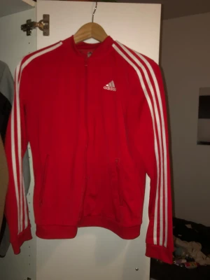 Adidas dress röd - Adidas dress röd till salu. Storlek xs. Bra skick. 250kr ett plagg. 500kr hela dressen