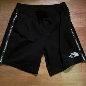 Northface shorts! - Komfortabla shorts till ett bra pris😃 Storlek M, köpta i northface butiken men knappt använda. Ett bra val för sommaren!