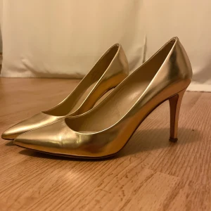 Guldiga pumps  - Ur snygga guldiga pumps från J.CREW!!!Perfekt till bal eller andra festliga tillfällen. Använda men fortfarande i väldigt bra skick!  Köpare står för frakt! ❤️