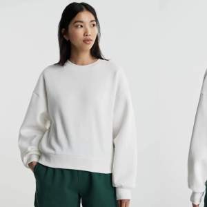 Säljer denna jättefina vita sweater från Gina Tricot. I storlek M och i fint skick. 