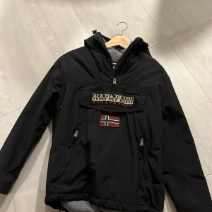 Napapijri jacka till salu - Denna jacka är väldigt snygg och prisvärd, använd ett antal gånger men inga konstigheter kring den! Storlek S (små i storlekarna!) skulle säga xs-s i passform. Nypris 1800kr 