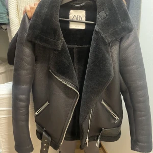 Skinnjacka fråm Zara - säljer denna skinnjackan från zara för 150 pga ingen användning. Storlek S och nypris är 800kr. 