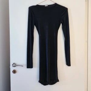 Klänning - Snygg långärmad klänning med öppen rygg och scrunch. OBS de två sista bilderna är lånade, eftersom den inte längre passa. Hör av dig om du har frågor!