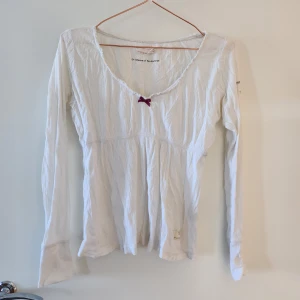 Odd Molly tröja - Supersöt, lite genomskinlig topp från Odd Molly. Kommer tyvärr inte till användning längre. Hör av dig om du har frågor!