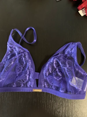Calvin Klein bralette  - Fin blå Calvin Klein bralette! Knappt använd men har inte lappar kvar. Superbra skick🥰