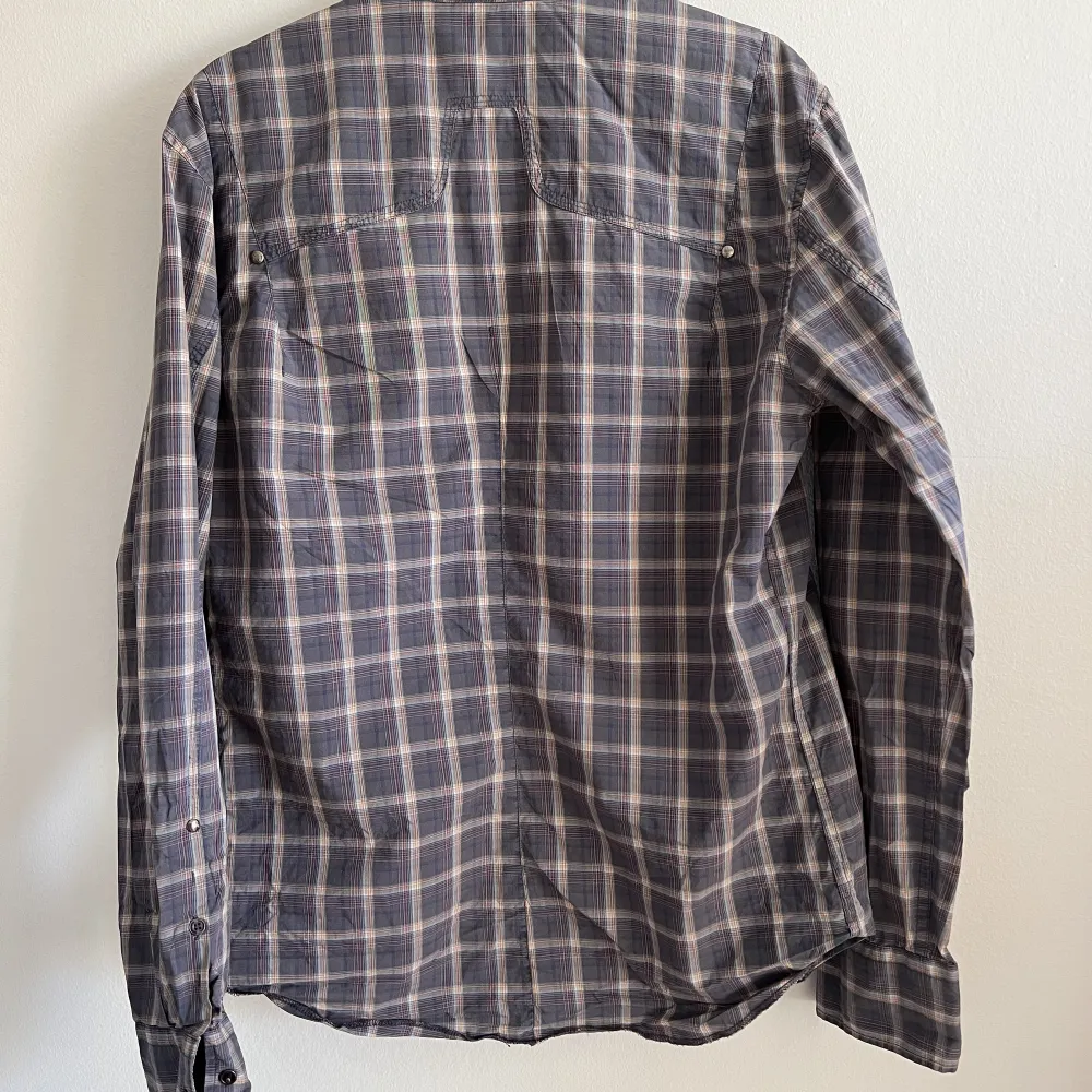Skjortan är använd sparsamt Skick 9/10 Säljer pga för liten Betalade 1.500 för den Priset kan förhandlas!. Skjortor.