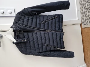 Peak performance jacka stl xs - Snygg peak jacka i svart . Sparsamt använd inga hål eller slitage. Lite bikerjacka. Perfekt vårjacka eller ha under kappa osv.